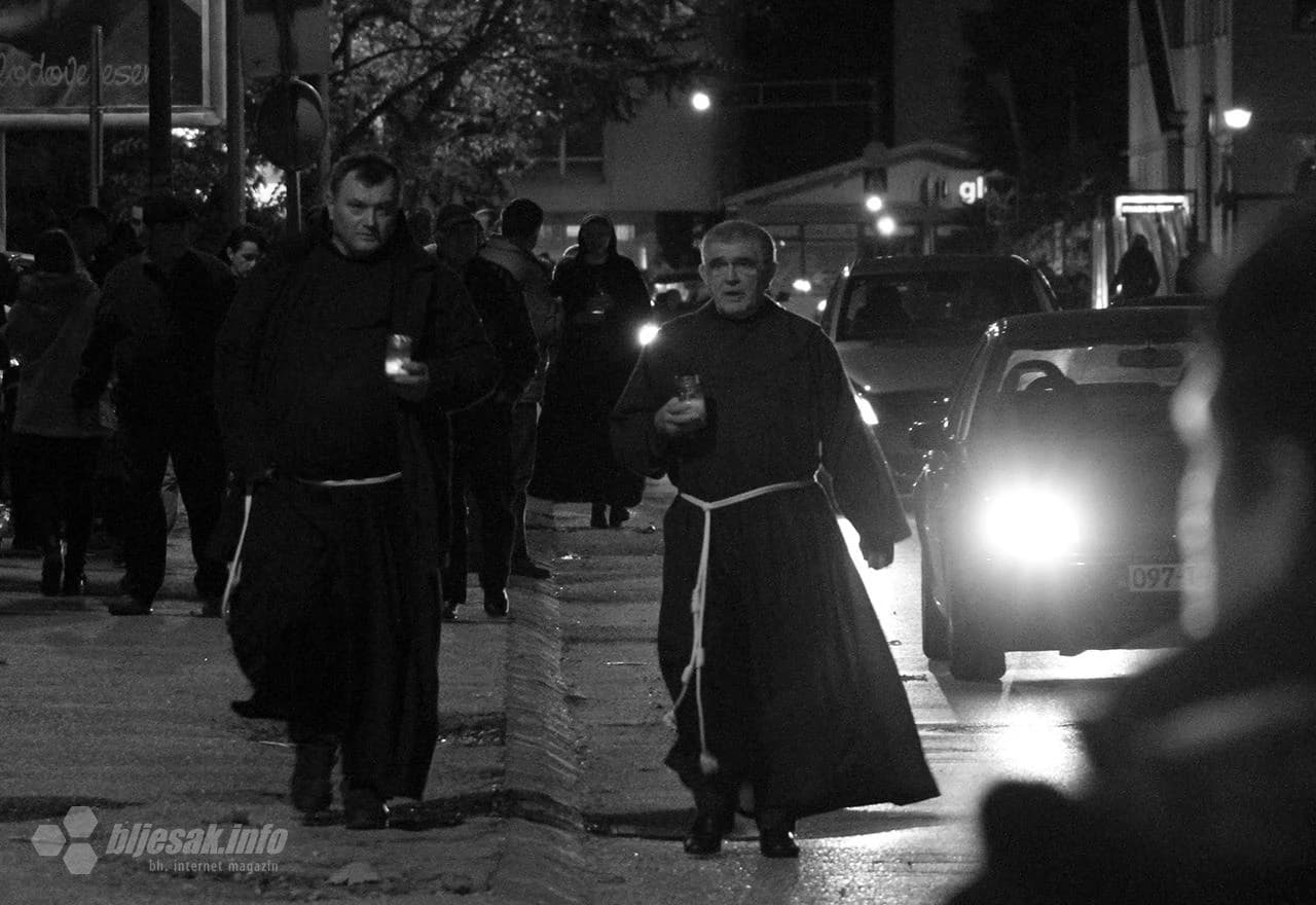 Mostarci paljenjem svijeća odali počast Vukovaru