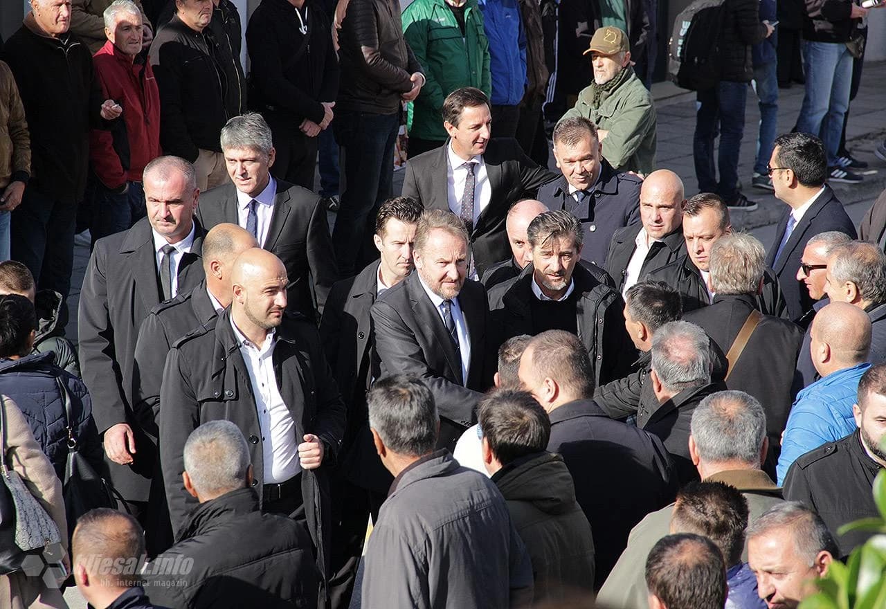 Polaganje cvijeća na spomen obilježju