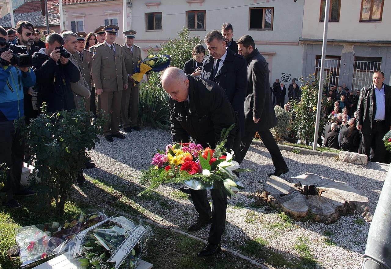 Polaganje cvijeća na spomen obilježju