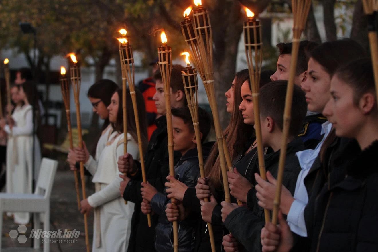 Čapljinci mimohodom i paljenjem svijeća odali počast žrtvama Vukovara