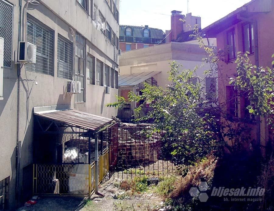 ...mogu vidjeti samo kroz ogradu