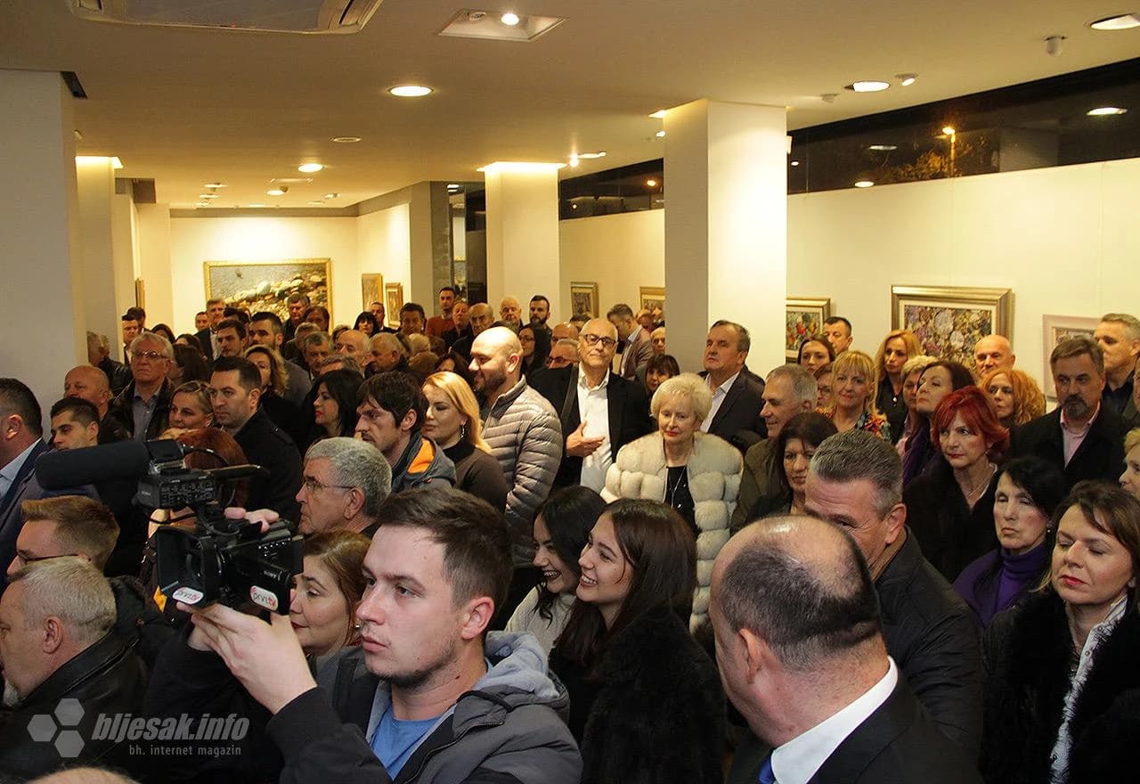 Posjetitelji izložbe u Galeriji Aluminij