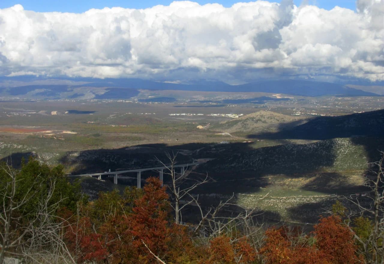 Most autoceste Vc preko rijeke Trebižat i pogled na zapadni dio Brotnja (općina Čitluk) 