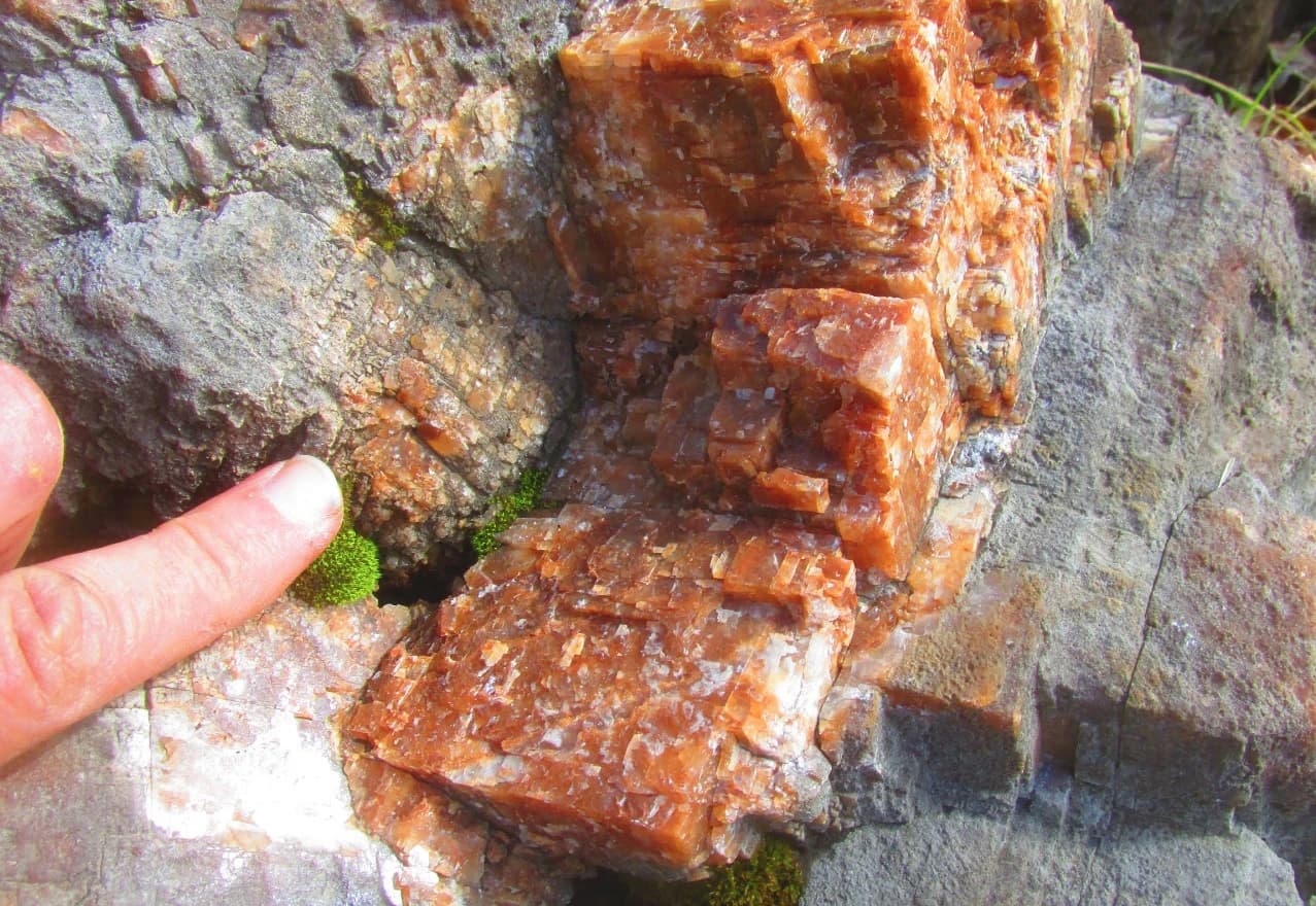 Pogled na dio kristalne žile koja ovdje direktno izbija iz zemlje i na kojoj su vidljivo još od davnih Ilirskih vremena odlamani romboedarski komadi kristala