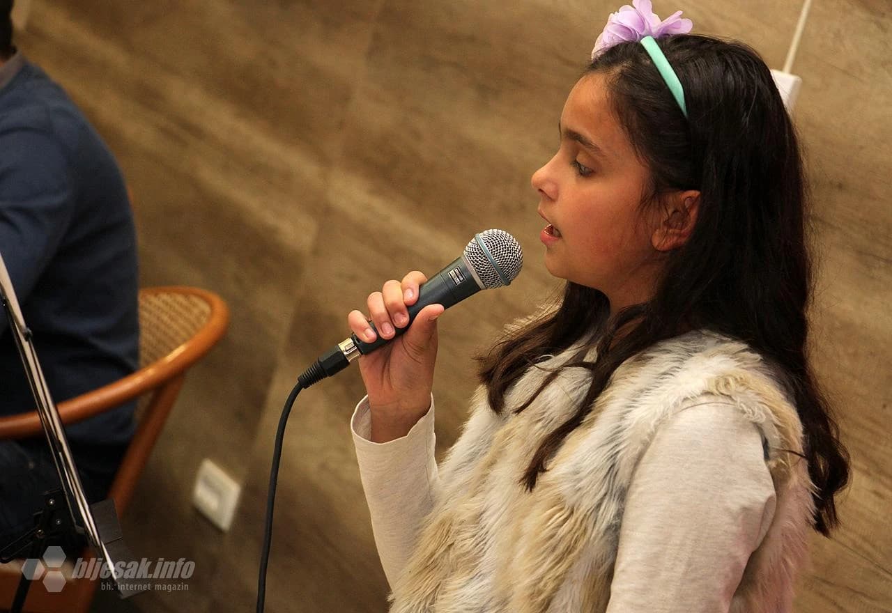 U Hrvatskom domu Herceg Stjepan Kosača u Mostaru večeras je predstavljen Zbornik izabranih literarnih radova "Djelom i nedjeljom" s ovogodišnjeg Tropletova natječaja za učenike osnovnih i srednjih škola.