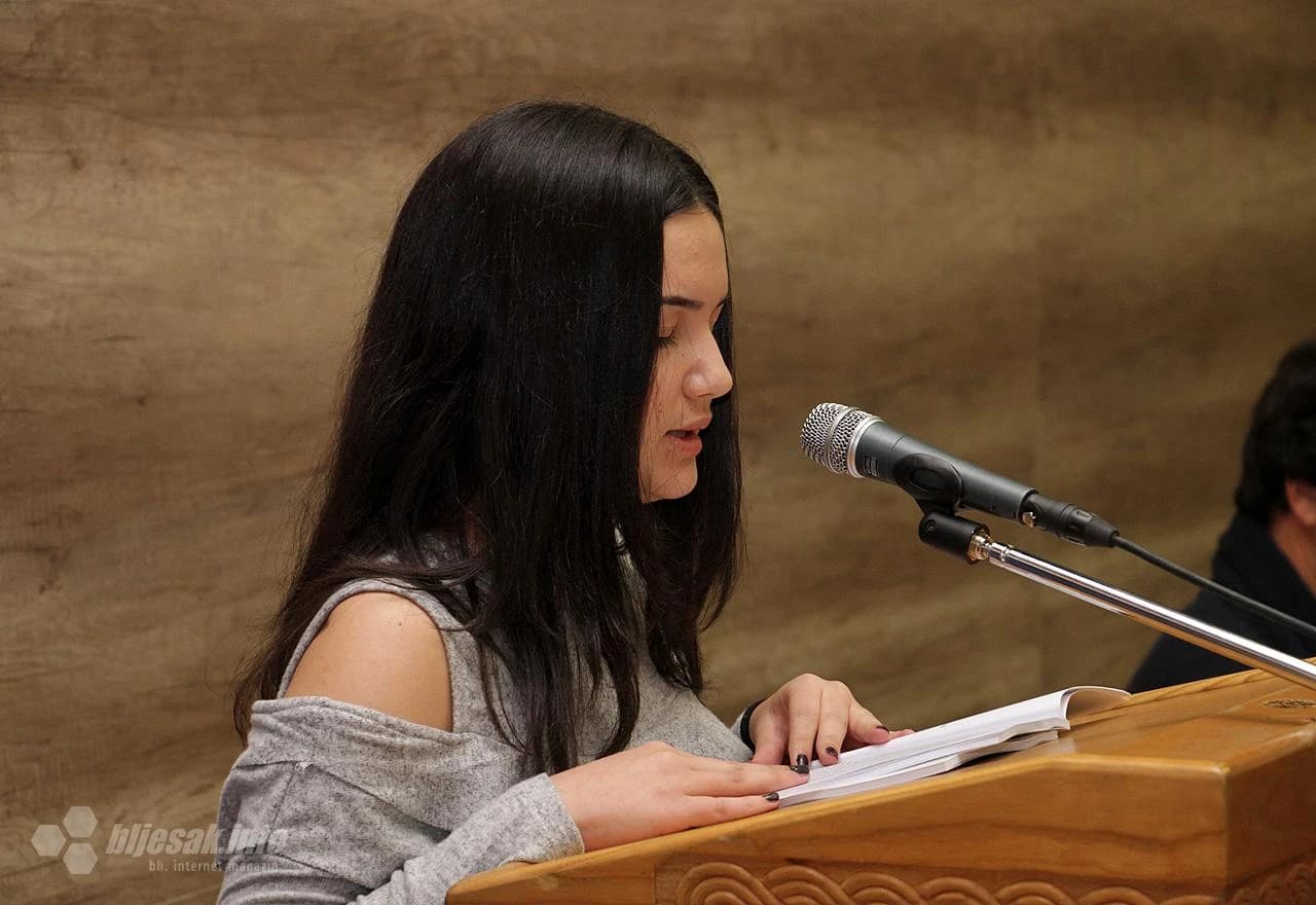 U Hrvatskom domu Herceg Stjepan Kosača u Mostaru večeras je predstavljen Zbornik izabranih literarnih radova "Djelom i nedjeljom" s ovogodišnjeg Tropletova natječaja za učenike osnovnih i srednjih škola.