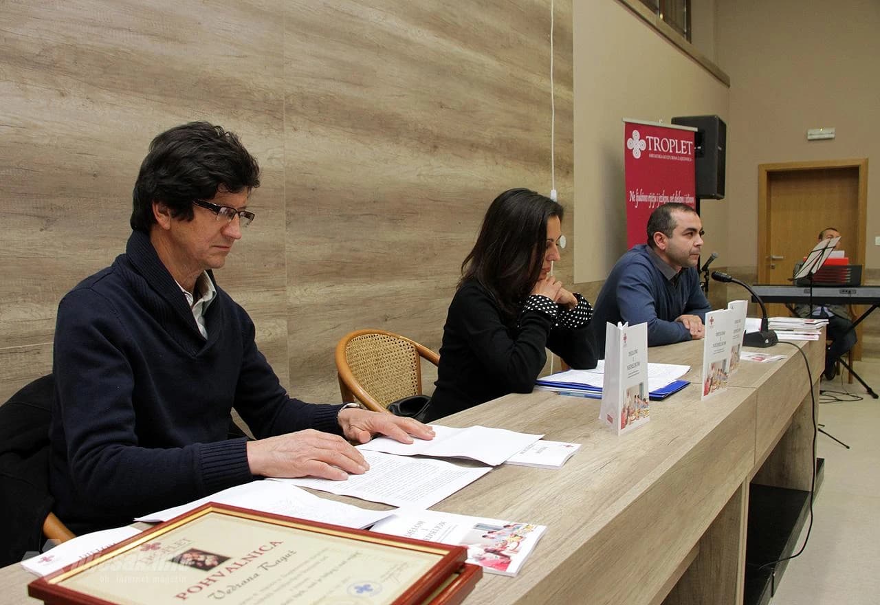 U Hrvatskom domu Herceg Stjepan Kosača u Mostaru večeras je predstavljen Zbornik izabranih literarnih radova "Djelom i nedjeljom" s ovogodišnjeg Tropletova natječaja za učenike osnovnih i srednjih škola.