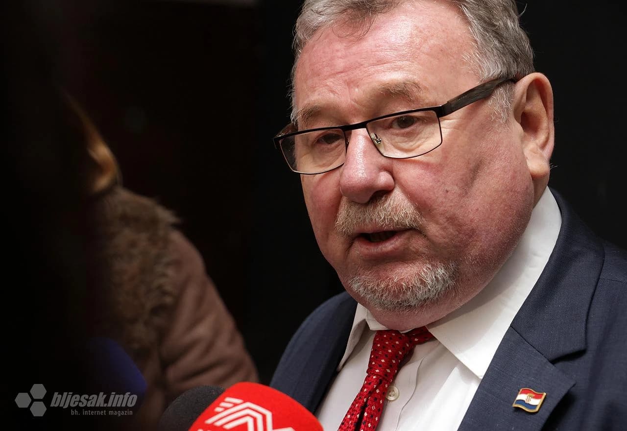 Vladimir Šeks daje izjavu medijima 