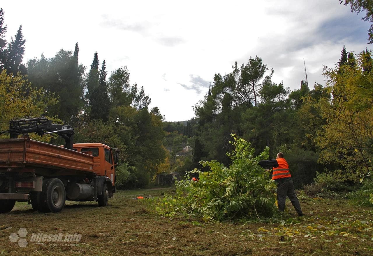 Krenula akcija čišćenja Partizanskog groblja u Mostaru 
