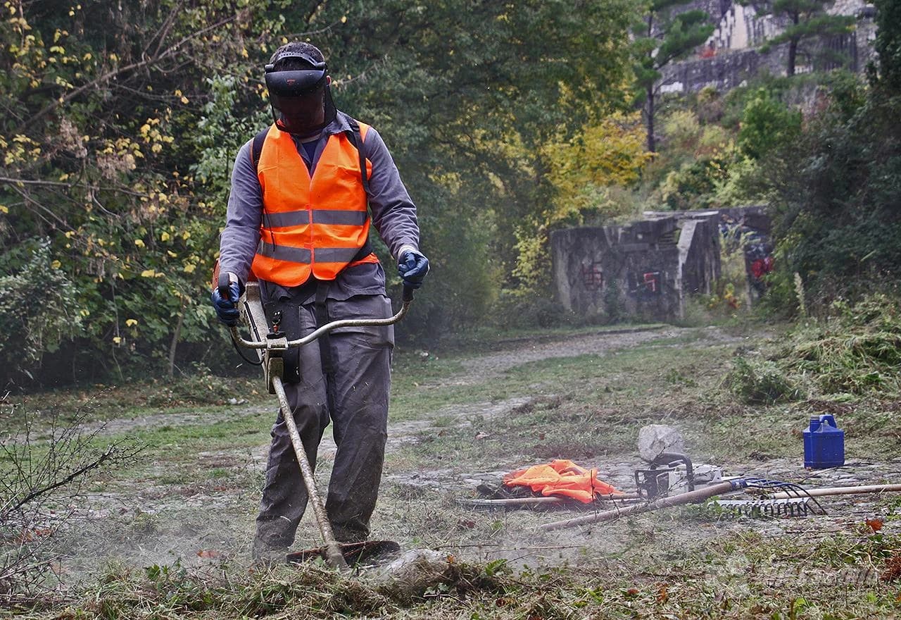 Krenula akcija čišćenja Partizanskog groblja u Mostaru 