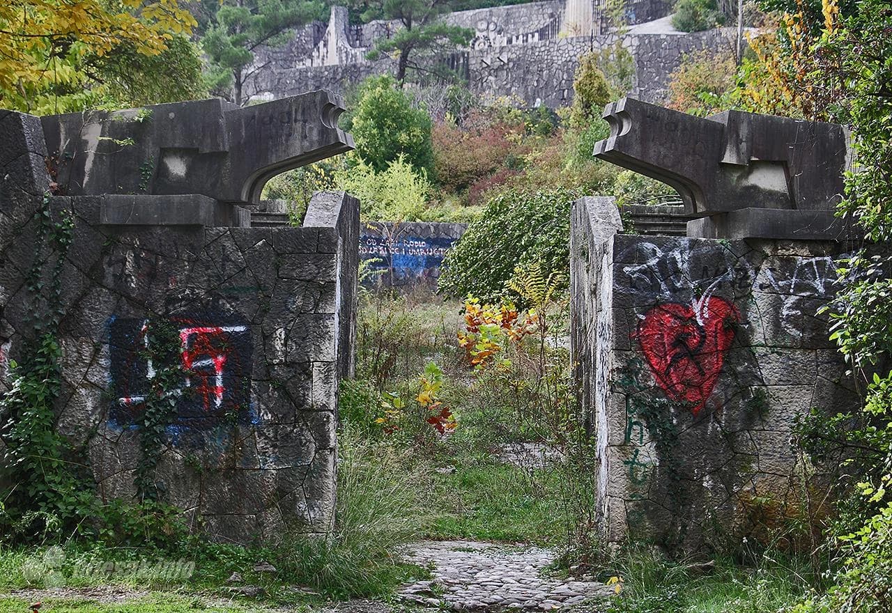 Krenula akcija čišćenja Partizanskog groblja u Mostaru 