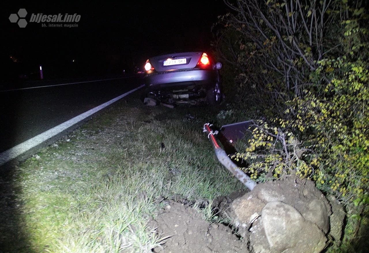 Uništeni prometni znak i automobil Ford Mondeo