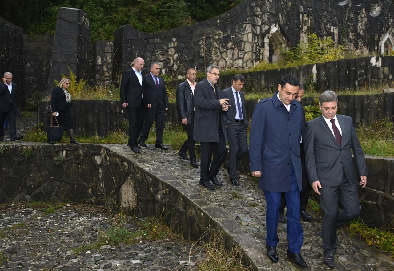 Zvizdić i Novalić na Partizanskom groblju | Fena