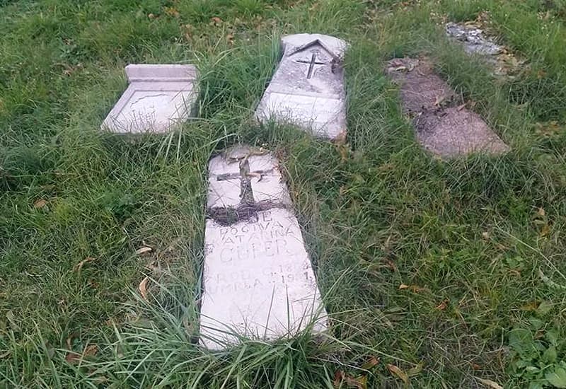 Devastirani nadgrobni spomenici na Šobića glavici, ostaci nekadašnjeg preoranog katoličkog groblja u Drvaru