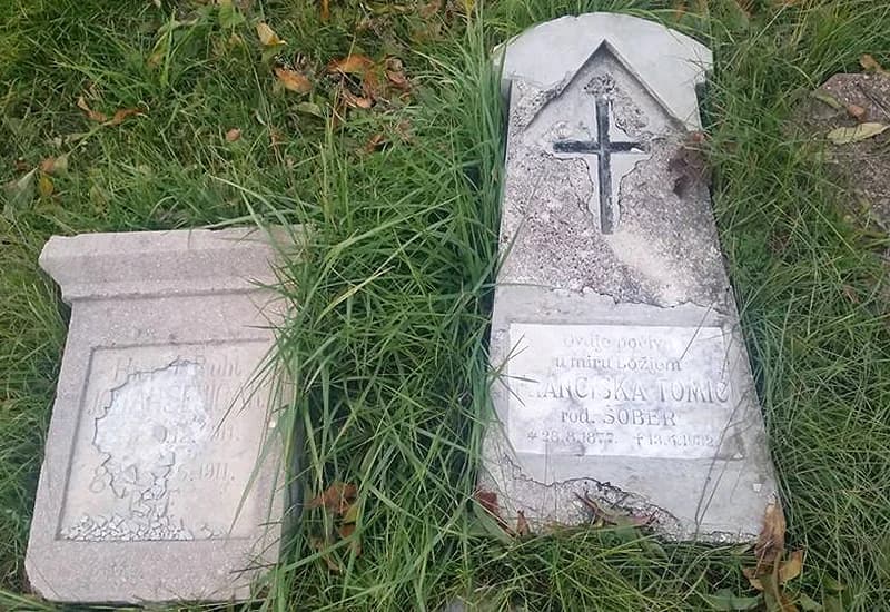 Devastirani nadgrobni spomenici na Šobića glavici, ostaci nekadašnjeg preoranog katoličkog groblja u Drvaru