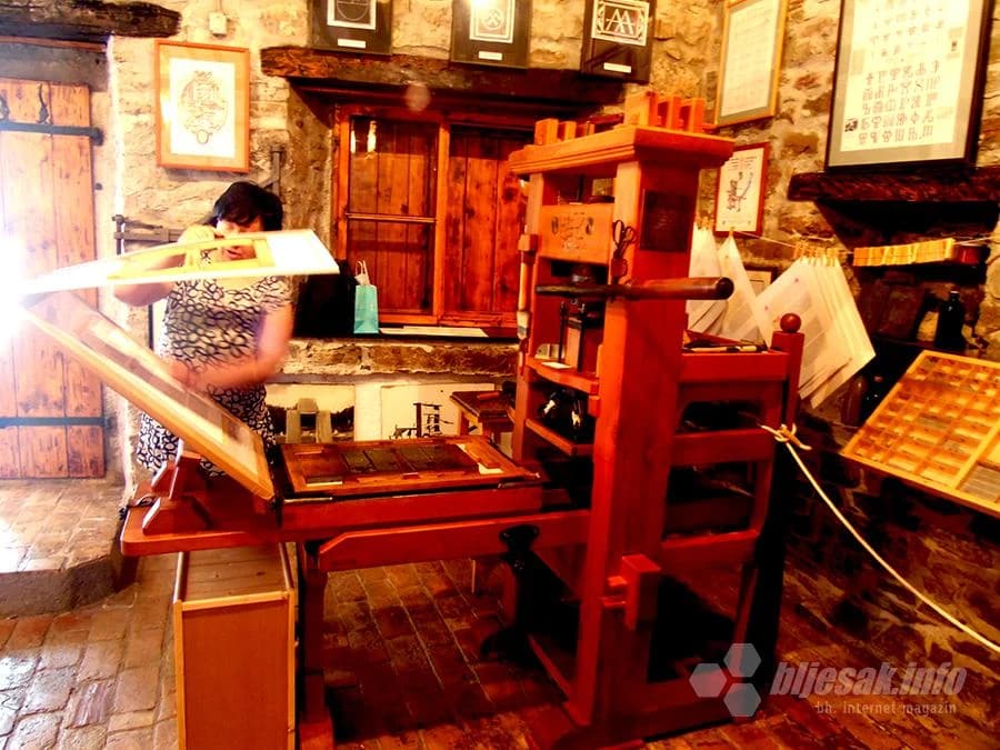 ...pokazuje kako funkcionira replika Gutenbergove preše