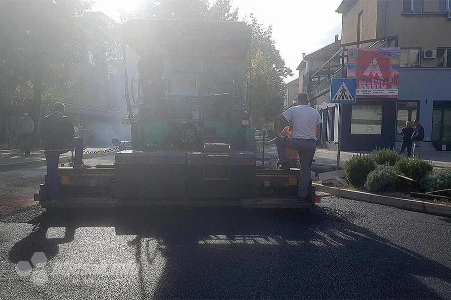 Novi kružni tok na raskrižju ulica Stjepana Radića i kralja Tvrtka dobio je asfalt