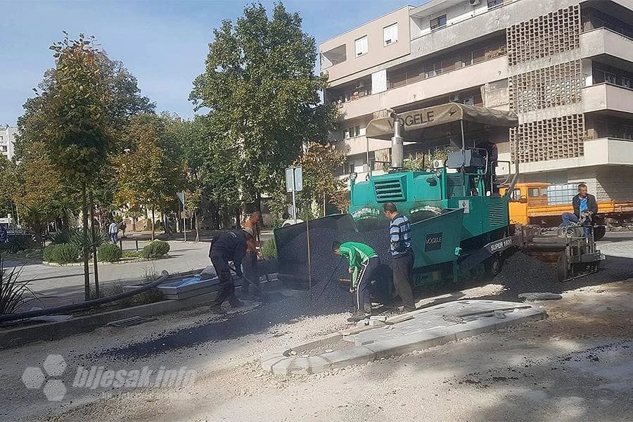 Novi kružni tok na raskrižju ulica Stjepana Radića i kralja Tvrtka dobio je asfalt