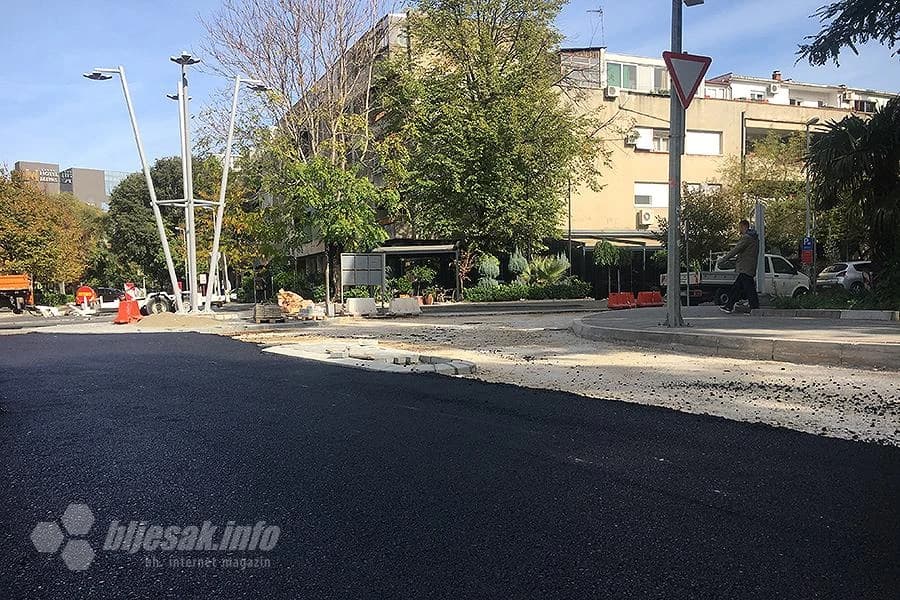 Novi kružni tok na raskrižju ulica Stjepana Radića i kralja Tvrtka dobio je asfalt