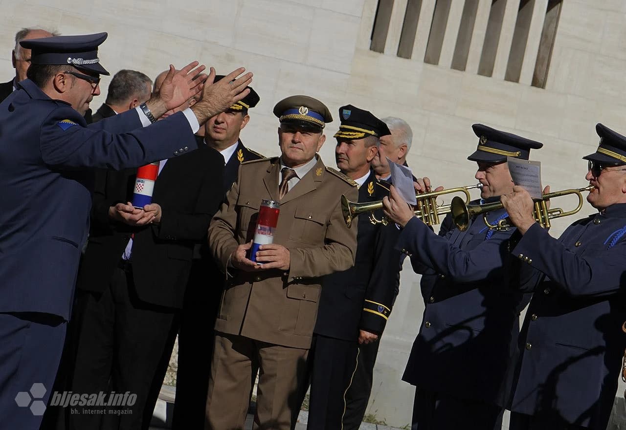 U povodu obilježavanja blagdana Svih svetih i Dušnog dana, izaslanstva Ministarstva obrane BiH, Oružanih snaga BiH te predstavnici udruga proisteklih iz Domovinskog rata, gradskih i županijskih institucija položili su vijence i zapalili svijeće na spomen 