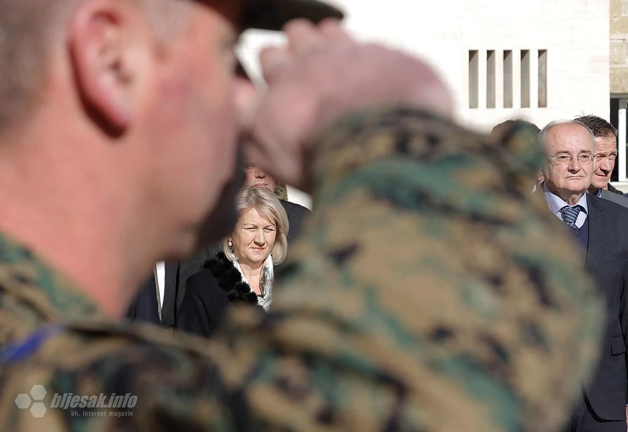 U povodu obilježavanja blagdana Svih svetih i Dušnog dana, izaslanstva Ministarstva obrane BiH, Oružanih snaga BiH te predstavnici udruga proisteklih iz Domovinskog rata, gradskih i županijskih institucija položili su vijence i zapalili svijeće na spomen 