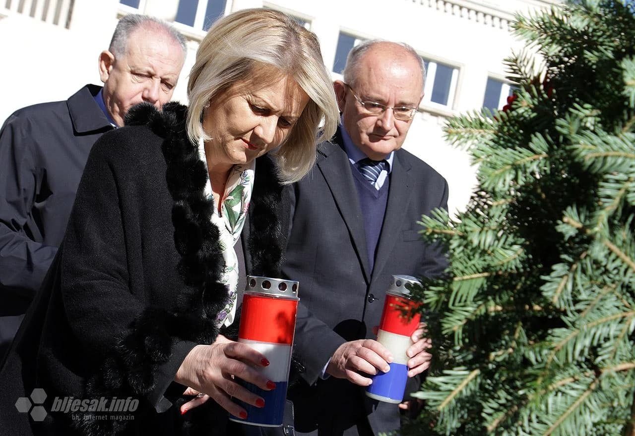 U povodu obilježavanja blagdana Svih svetih i Dušnog dana, izaslanstva Ministarstva obrane BiH, Oružanih snaga BiH te predstavnici udruga proisteklih iz Domovinskog rata, gradskih i županijskih institucija položili su vijence i zapalili svijeće na spomen 