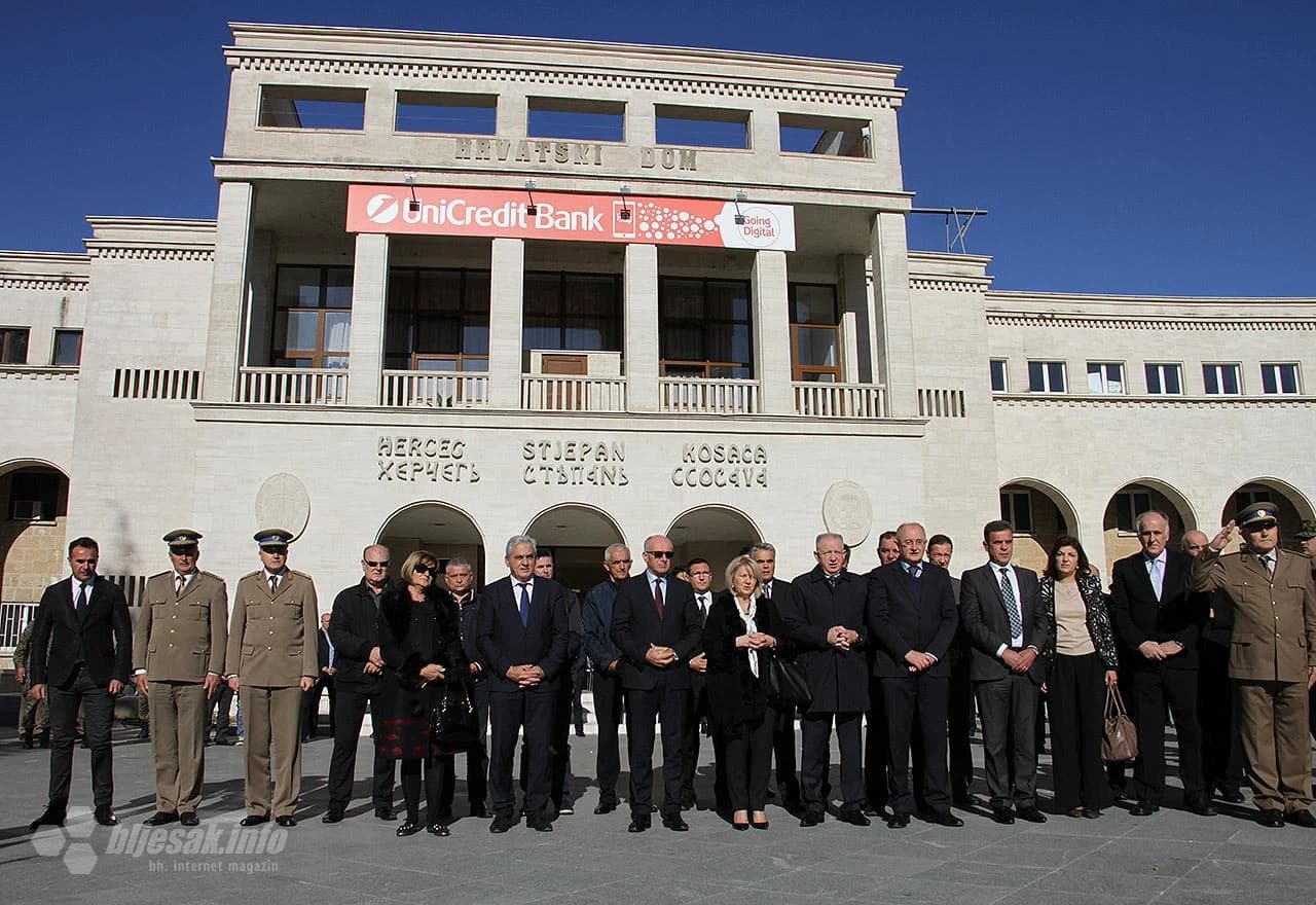 U povodu obilježavanja blagdana Svih svetih i Dušnog dana, izaslanstva Ministarstva obrane BiH, Oružanih snaga BiH te predstavnici udruga proisteklih iz Domovinskog rata, gradskih i županijskih institucija položili su vijence i zapalili svijeće na spomen 