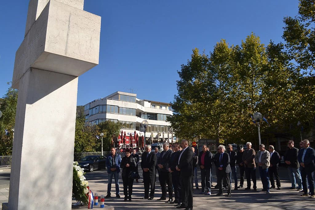Polaganje vijenaca na Trgu širokobrijeških žrtava