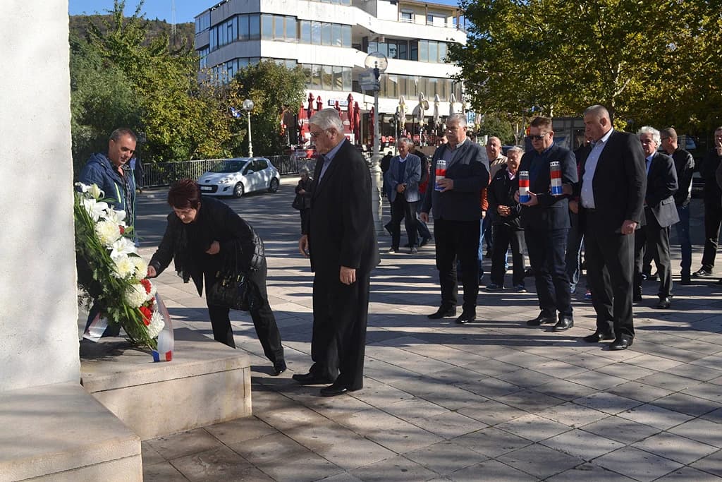 Polaganje vijenaca na Trgu širokobrijeških žrtava
