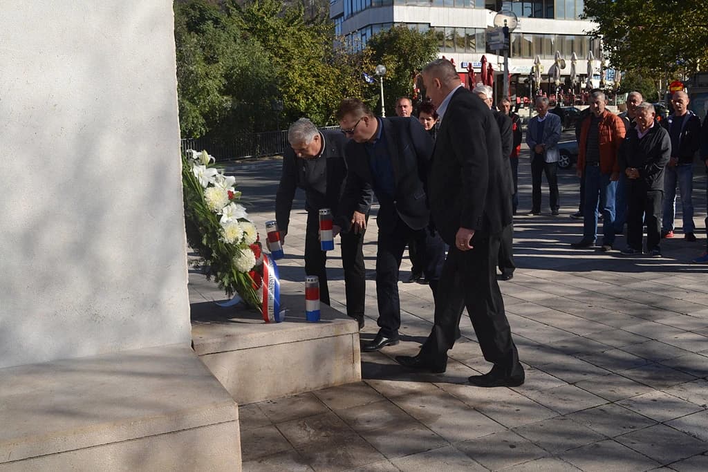 Polaganje vijenaca na Trgu širokobrijeških žrtava