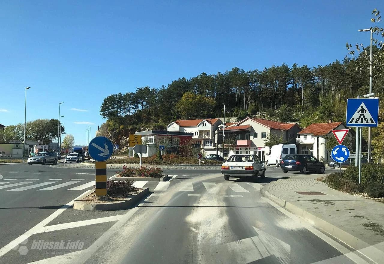 Ulje na cesti kod autobusnog kolodvora u Širokom Brijegu