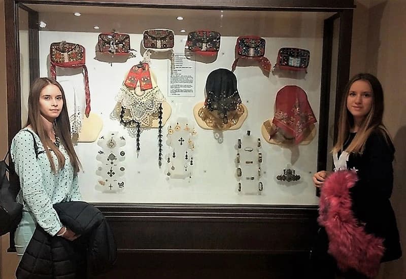 Učenice Osnovne škola ''Drežnica'' Naida Alić i Nejra Alić