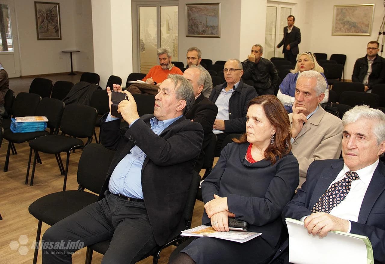 Detalj sa promocije knjige Seada Šemsovića