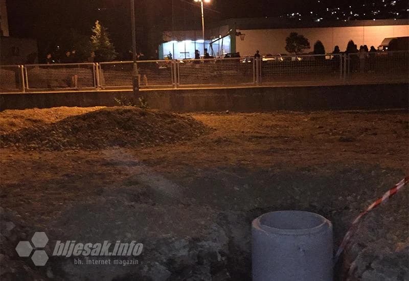 Nezaštićeno gradilište pored škole