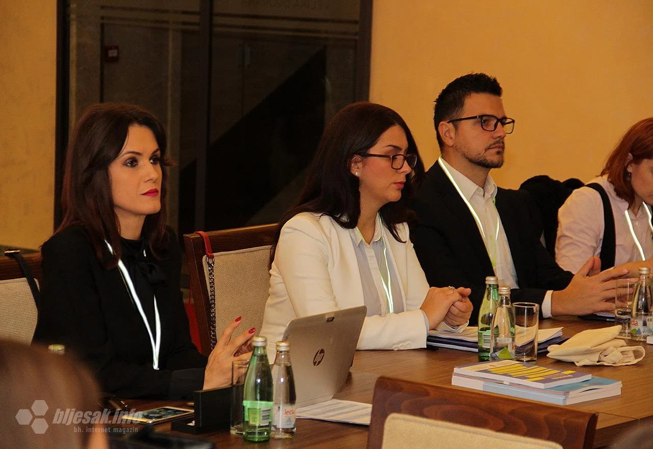 Detalj sa okruglog stola