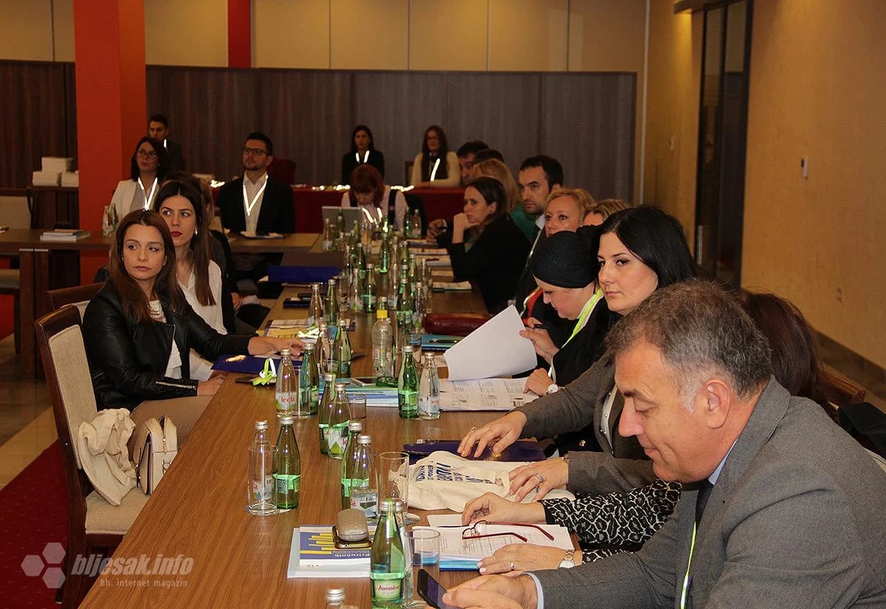 Detalj sa okruglog stola