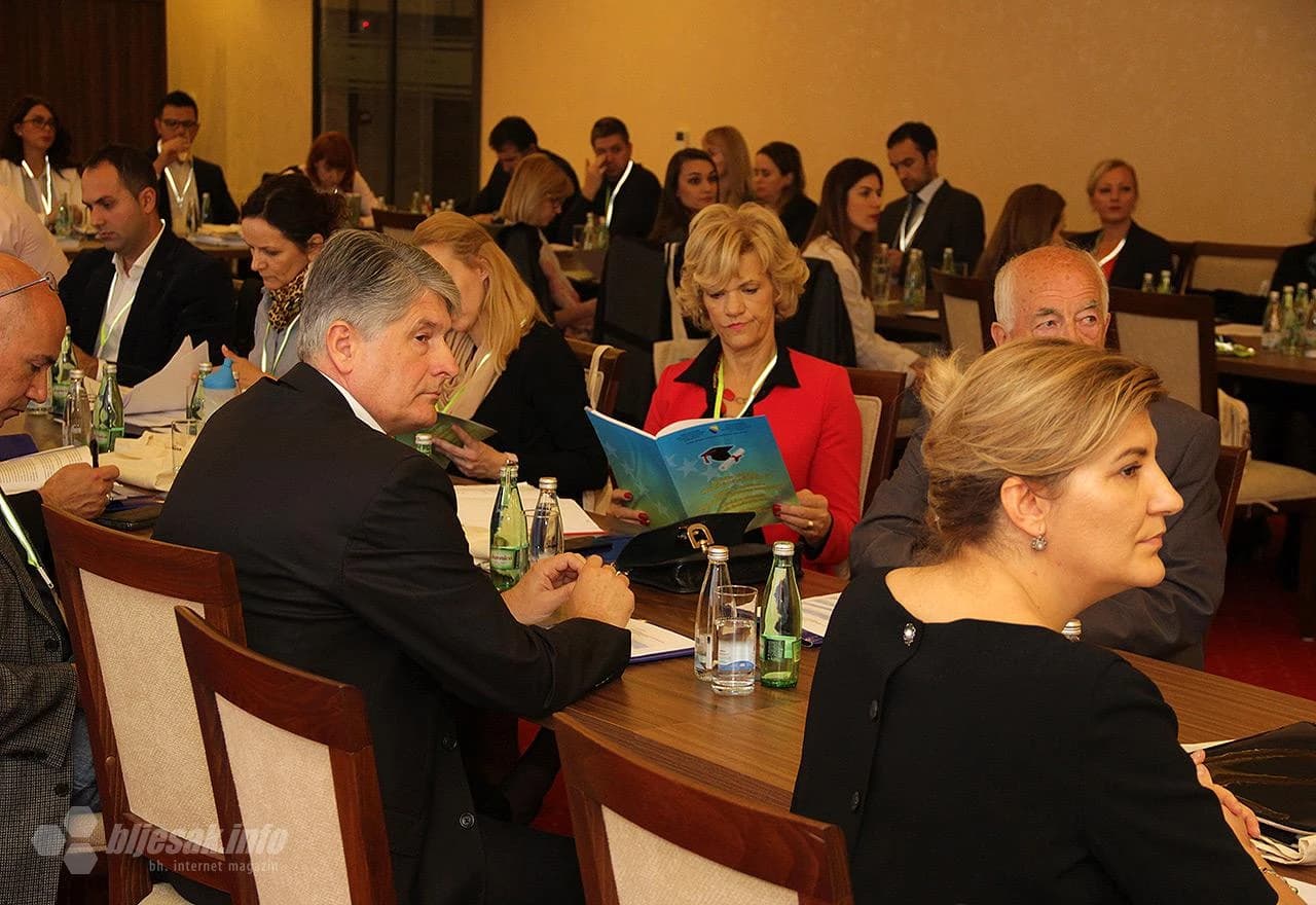 Detalj sa okruglog stola