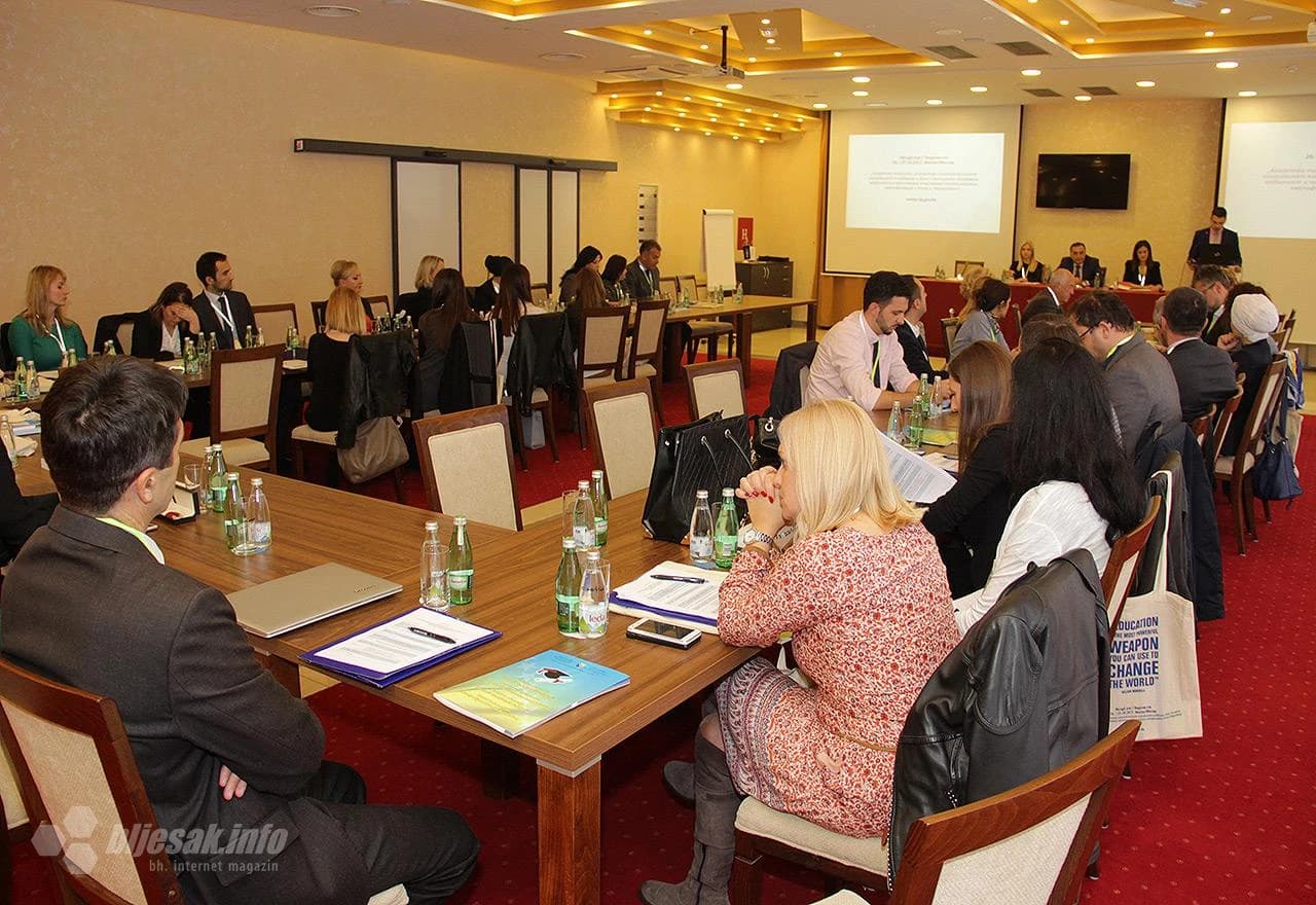 Detalj sa okruglog stola