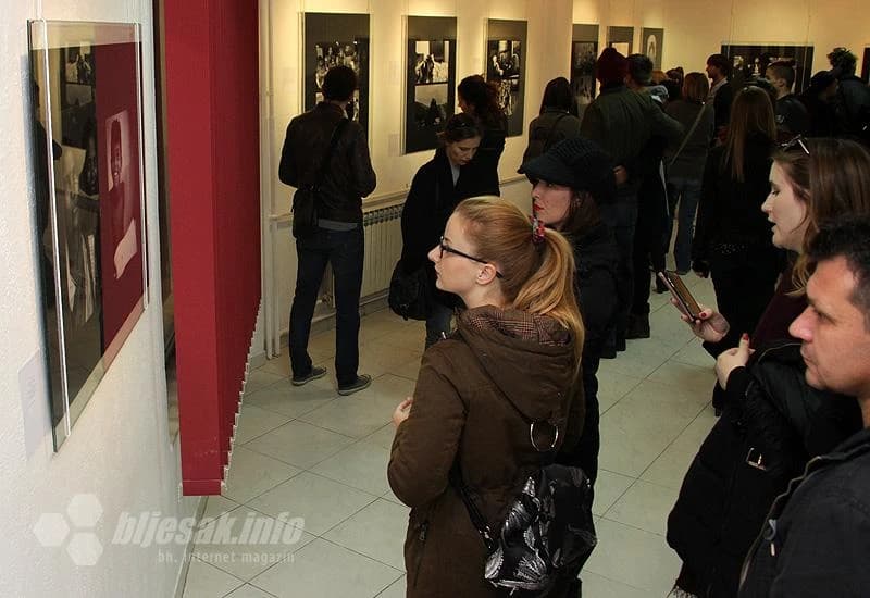 Izložba fotografija "Living five minutes at a time"