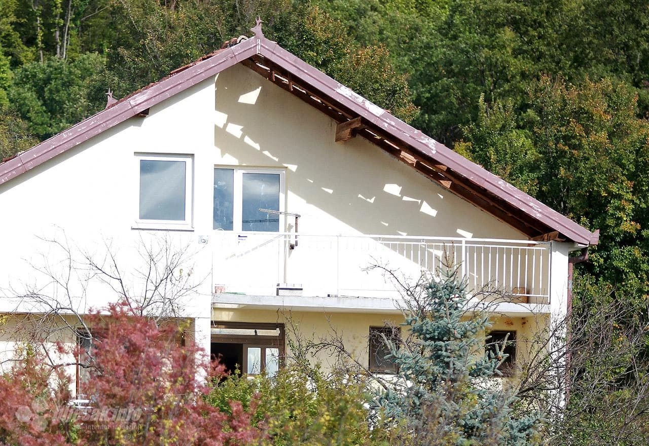 Nevrijeme je nanijelo štetu na krovovima obiteljskih kuća u Oklajima