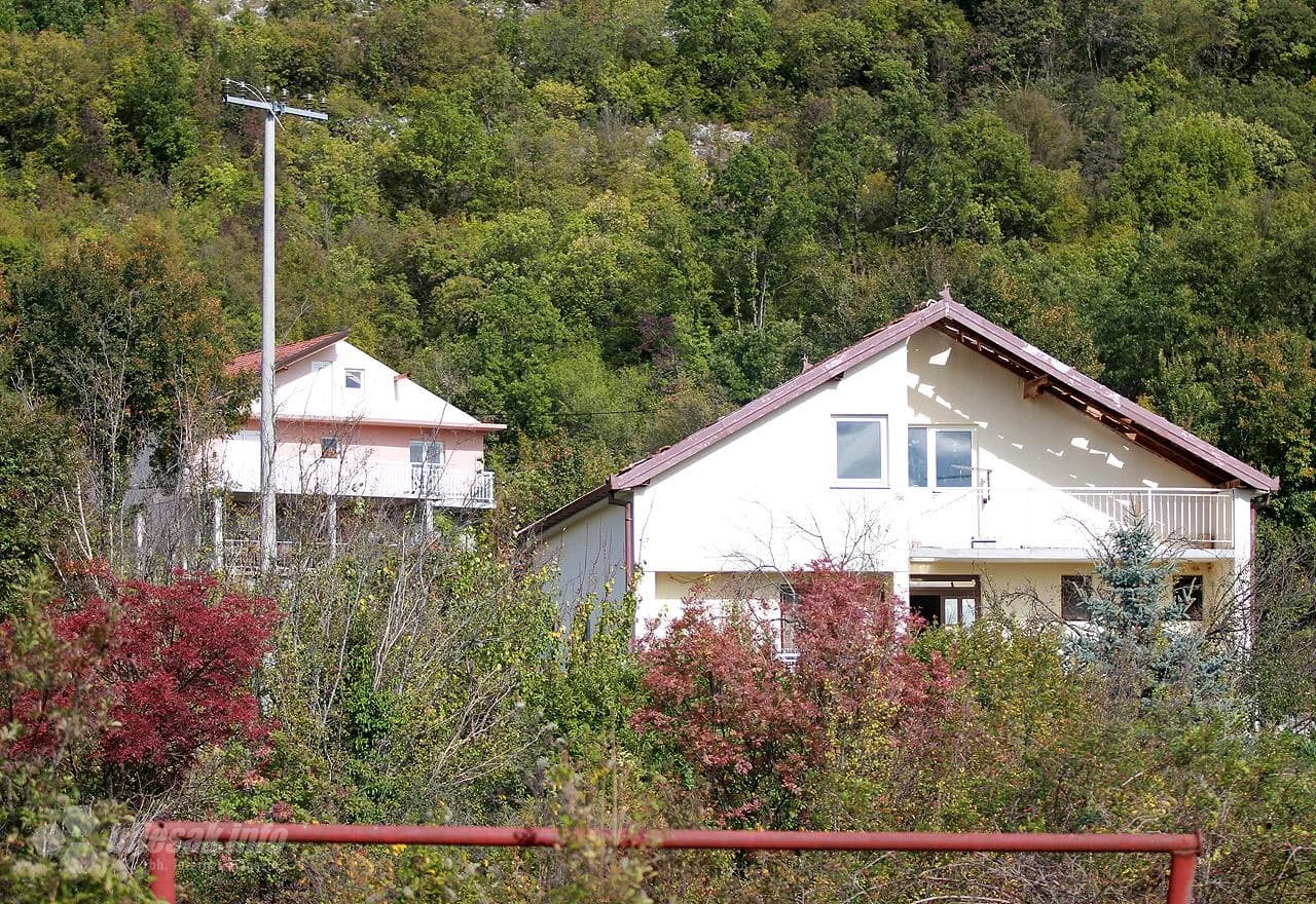 Nevrijeme je nanijelo štetu na krovovima obiteljskih kuća u Oklajima