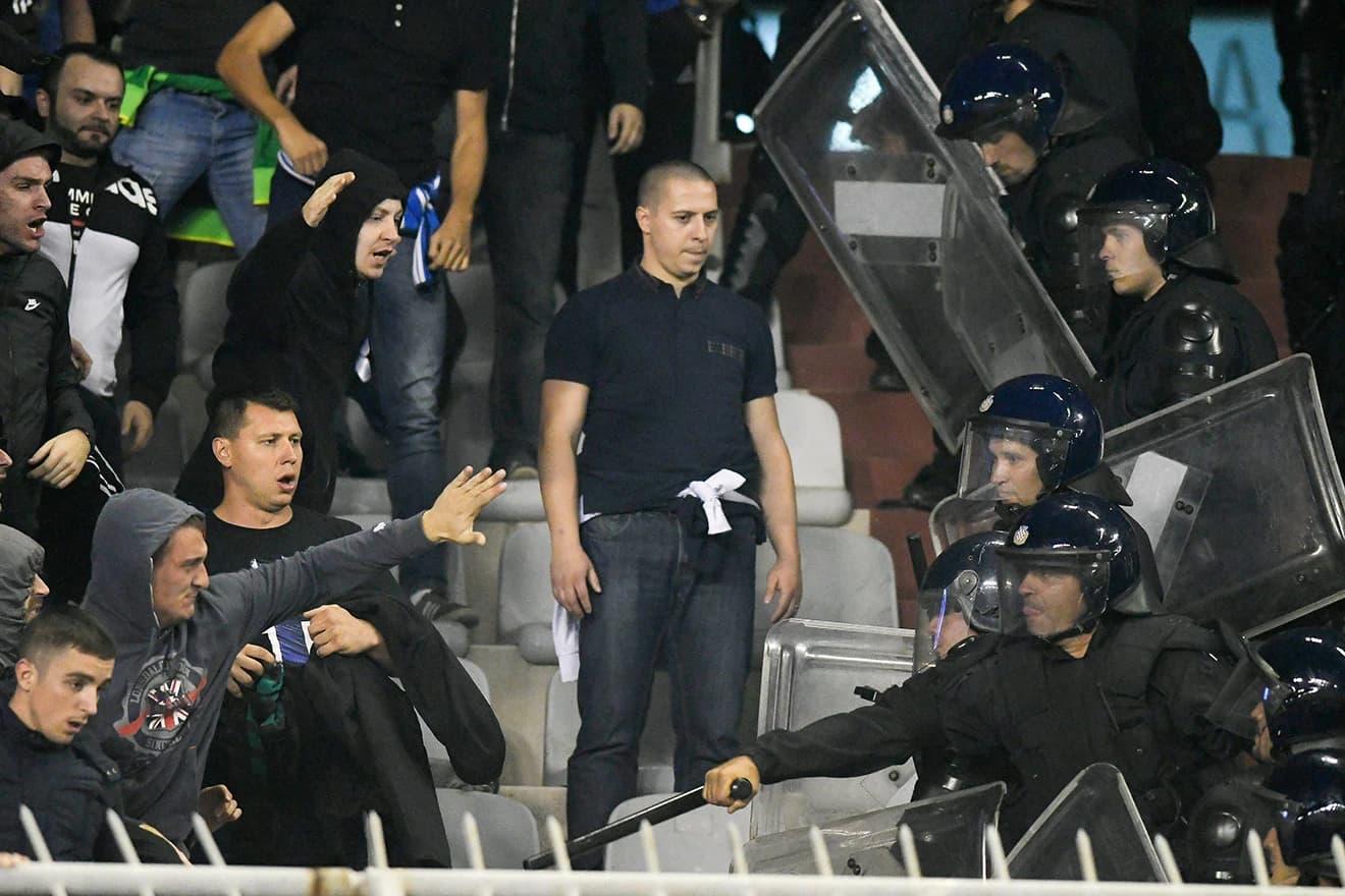 Radi bakljade na tribinama utakmica je nakratko i prekidana.