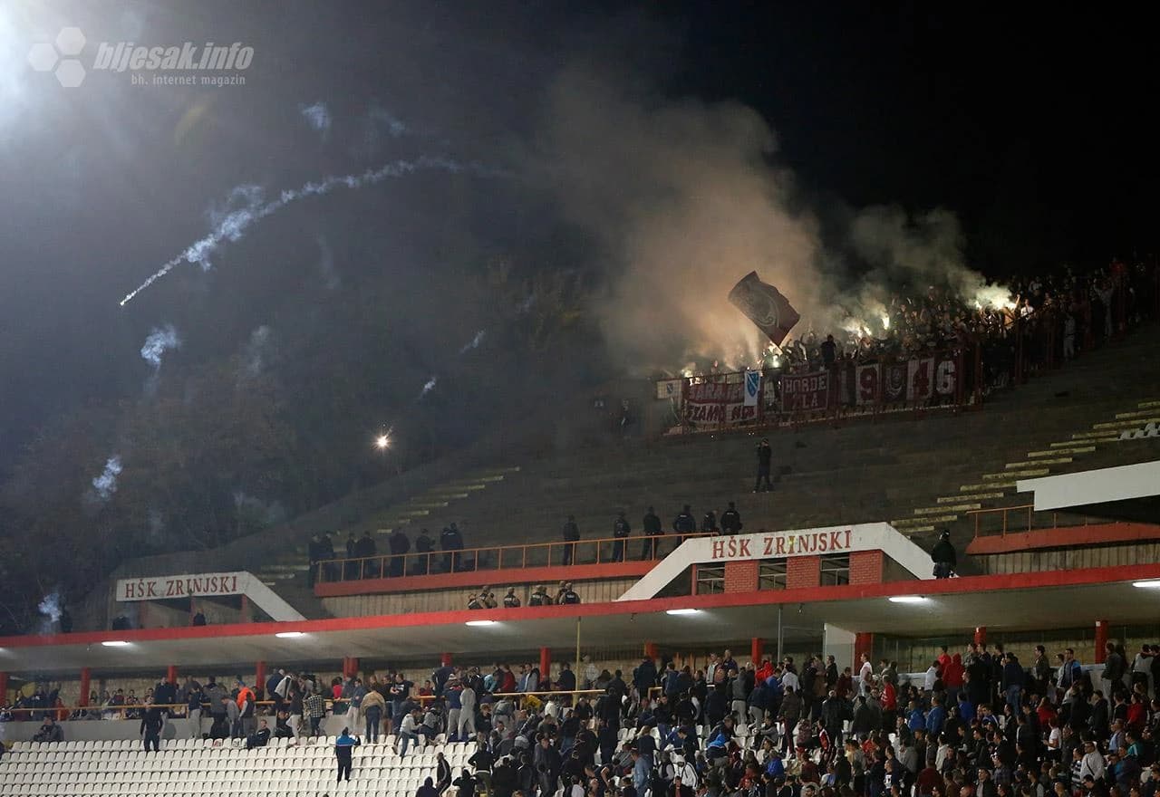 Navijači Sarajeva bacaju baklje