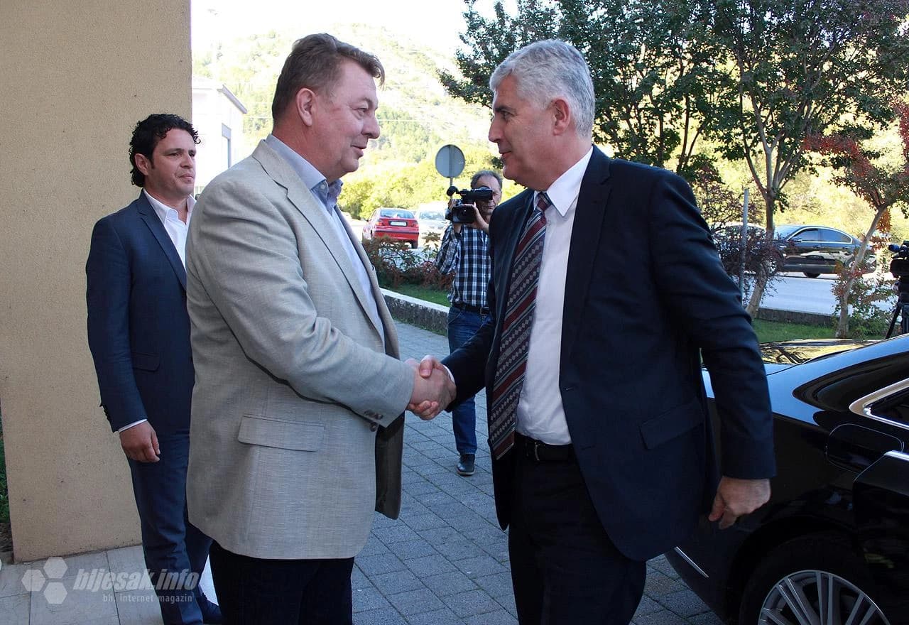 Dragan Čović na sastanku s premijerom i ministrima Vlade ŽZH