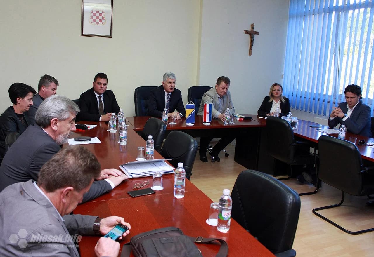 Dragan Čović na sastanku s premijerom i ministrima Vlade ŽZH