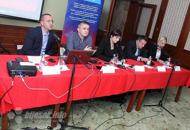 Fotelje s guščjim perjem i viski predmet nabavke