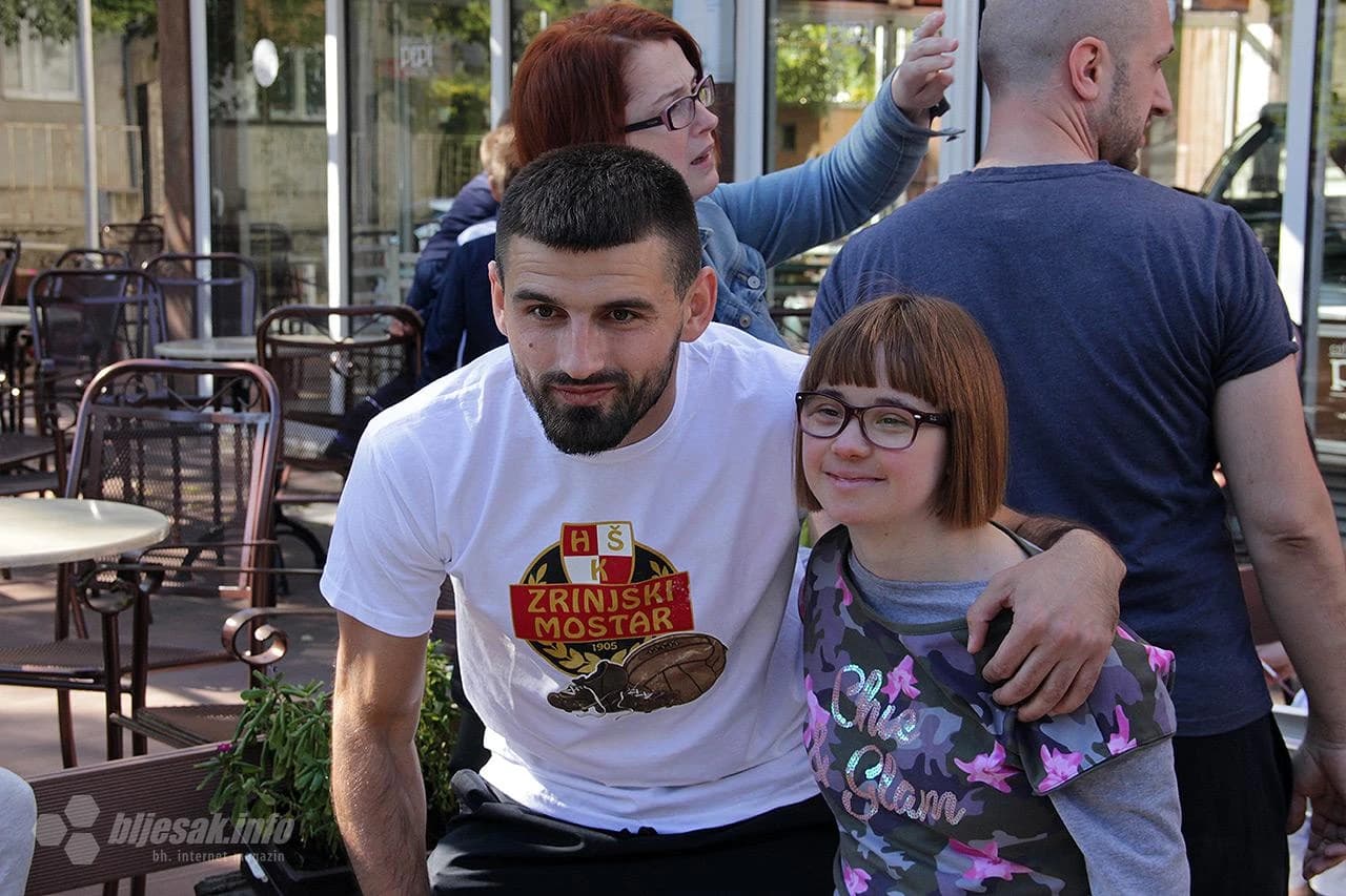 Druženje igrača HŠK Zrinjski Mostar s navijačima ispred Fan shop Zrinjski