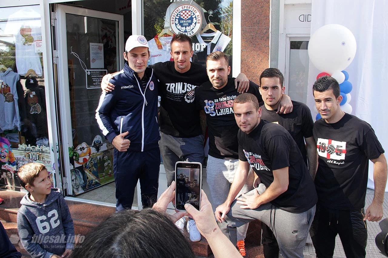 Druženje igrača HŠK Zrinjski Mostar s navijačima ispred Fan shop Zrinjski