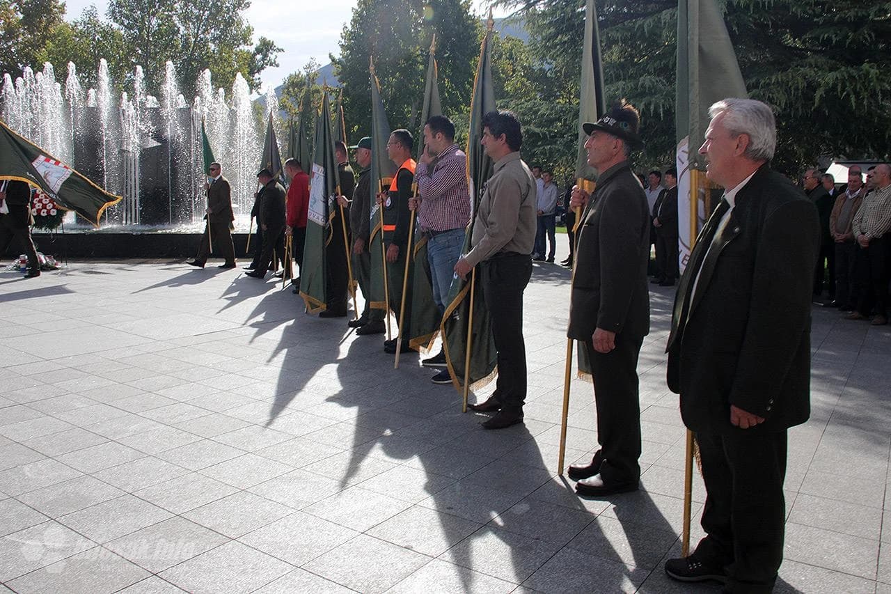 Detalj sa polaganja cvijeća na spomenik ispred Kosače