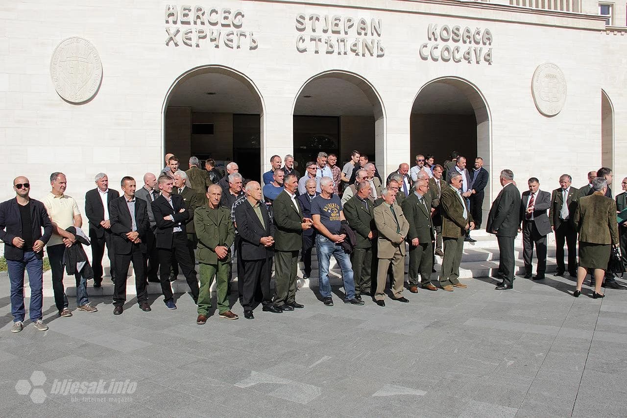 Detalj sa polaganja cvijeća na spomenik ispred Kosače